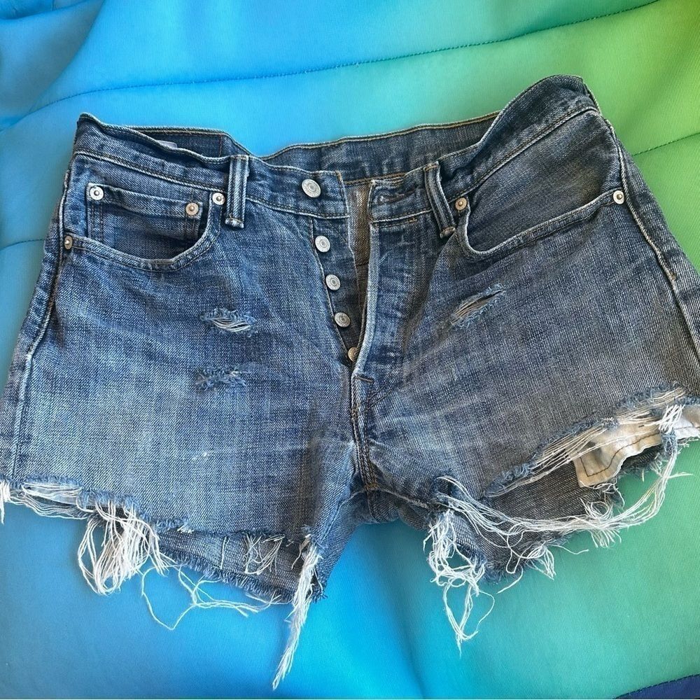 Levi’s 501’s shredded cutoffs sz 32